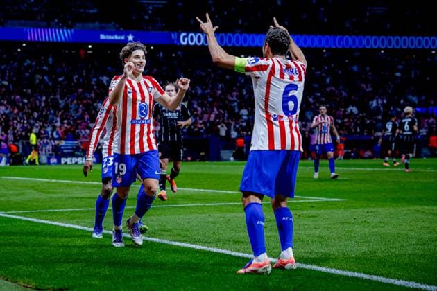 Atletico de Madrid vs Eintracht Frankfurt - UEFA Champions League - 30 09 2025 Julian Alvarez of Atletico de Madrid celebrates his goal with Koke of Atletico de Madrid during the UEFA Champions League match between Atletico de Madrid and Eintracht Frankfurt at Estadio Riyadh Air Metropolitano on September 30, 2025 in Madrid, Spain. Madrid Spain Copyright: xPGSxPhotoxAgencyx