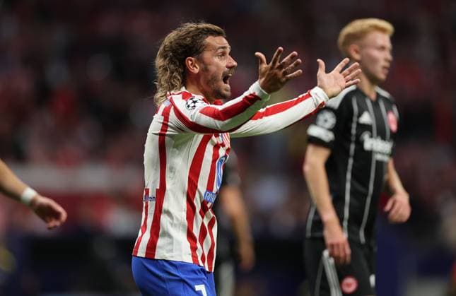 30 09 2025, Football UEFA Champions League, Atletico Madrid Eintracht Frankfurt, v l , Antoine Griezmann Atletico Madrid gives instructions, gesticulates, gesticulate with arms gives instructions, gesticulate DFL DFB REGULATIONS PROHIBIT ANY USE OF PHOTOGRAPHS AS IMAGE SEQUENCES AND OR QUASI VIDEO xdcx Copyright: HMBxMedia Claus