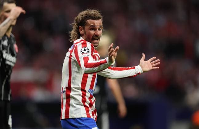 30 09 2025, Football UEFA Champions League, Atletico Madrid Eintracht Frankfurt, v l , Antoine Griezmann Atletico Madrid gives instructions, gesticulates, gesticulate with arms gives instructions, gesticulate DFL DFB REGULATIONS PROHIBIT ANY USE OF PHOTOGRAPHS AS IMAGE SEQUENCES AND OR QUASI VIDEO xdcx Copyright: HMBxMedia Claus