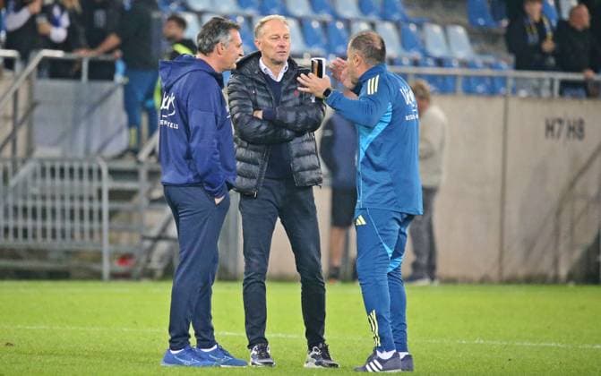 30 09 2025, xmohx, Soccer 3 Liga, 1 FC Saarbruecken MSV Duisburg v l Coach Alois Schwartz, Sports Director Jürgen Luginger and Co Coach Dimitrios Moutas Saarbrücken discuss after the final whistle on the pitch DFL DFB REGULATIONS PROHIBIT ANY USE OF PHOTOGRAPHS as IMAGE SEQUENCES and or QUASI VIDEO Saarbruecken
