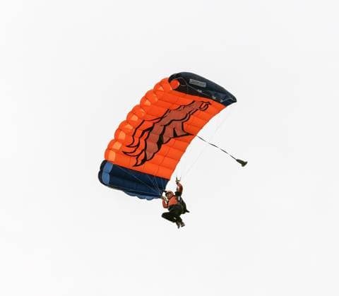 September 30, 2025, Denver, Colorado, USA: A Broncos Aerial team member of THUNDERSTORM parachutes down into the stadium during the start of the game at Empower Field at Mile High Monday night. Broncos beat the Bengals 28-3. Denver USA - ZUMAav4_ 20250930_zaf_av4_004 Copyright: xHectorxAcevedox