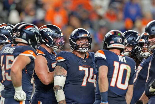 September 30, 2025, Denver, Colorado, USA: Broncos G BEN POWERS laughs in the huddle during the 1st. Half at Empower Field at Mile High Monday night. Broncos beat the Bengals 28-3. Denver USA - ZUMAav4_ 20250930_zaf_av4_018 Copyright: xHectorxAcevedox