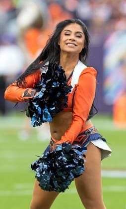 September 30, 2025, Denver, Colorado, USA: A Broncos Cheerleader entertains the crowd before the start of the 1st. Half at Empower Field at Mile High Monday night. Broncos beat the Bengals 28-3. Denver USA - ZUMAav4_ 20250930_zaf_av4_021 Copyright: xHectorxAcevedox