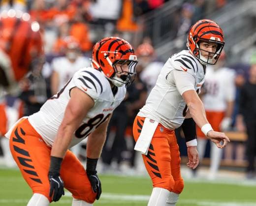 September 30, 2025, Denver, Colorado, USA: Bengals QB JAKE BROWNING motions to his receiver before the start of the play during the 1st. Half at Empower Field at Mile High Monday night. Broncos beat the Bengals 28-3. Denver USA - ZUMAav4_ 20250930_zaf_av4_026 Copyright: xHectorxAcevedox