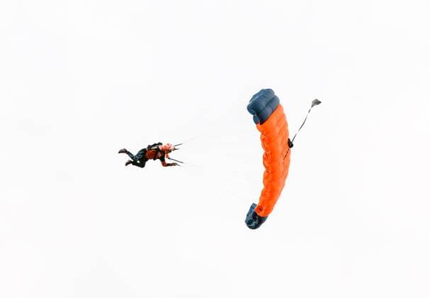 September 30, 2025, Denver, Colorado, USA: A Broncos Aerial team member of THUNDERSTORM parachutes down into the stadium during the start of the game at Empower Field at Mile High Monday night. Broncos beat the Bengals 28-3. Denver USA - ZUMAav4_ 20250930_zaf_av4_031 Copyright: xHectorxAcevedox