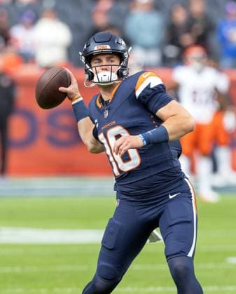 September 30, 2025, Denver, Colorado, USA: Broncos QB BO NIX throws to a team mate during warm-ups before the 1st. Half at Empower Field at Mile High Monday night. Broncos beat the Bengals 28-3. Denver USA - ZUMAav4_ 20250930_zaf_av4_035 Copyright: xHectorxAcevedox
