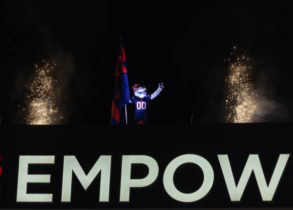 September 30, 2025, Denver, Colorado, USA: Broncos MASCOT MILES gets the crowd pumped up during the start of the 4Th. Quarter at Empower Field at Mile High Monday night. Broncos beat the Bengals 28-3. Denver USA - ZUMAav4_ 20250930_zaf_av4_043 Copyright: xHectorxAcevedox