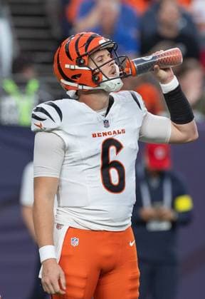 September 30, 2025, Denver, Colorado, USA: Bengals QB JAKE BROWNING takes a drink during a time out in the 1st. Half at Empower Field at Mile High Monday night. Broncos beat the Bengals 28-3. Denver USA - ZUMAav4_ 20250930_zaf_av4_045 Copyright: xHectorxAcevedox