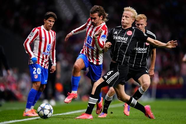 Atletico de Madrid v Eintracht Frankfurt - UEFA Champions League 2025 26 League Phase MD2 Antoine Griezmann second striker of Atletico de Madrid and France and Oscar Hojlund central midfield of Eintracht Frankfurt and Denmark compete for the ball during the UEFA Champions League 2025 26 League Phase MD2 match between Atletico de Madrid and Eintracht Frankfurt at Estadio Metropolitano on September 30, 2025 in Madrid, Spain. Madrid Spain  Copyright: xJosexBretonx originalFilename:bretonhernandez-atletico250930_nphu2.jpg