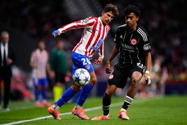 Atletico de Madrid v Eintracht Frankfurt - UEFA Champions League 2025 26 League Phase MD2 Giuliano Simeone centre-forward of Atletico de Madrid and Argentina and Nathaniel Brown left-back of Eintracht Frankfurt and Germany compete for the ball during the UEFA Champions League 2025 26 League Phase MD2 match between Atletico de Madrid and Eintracht Frankfurt at Estadio Metropolitano on September 30, 2025 in Madrid, Spain. Madrid Spain  Copyright: xJosexBretonx originalFilename:bretonhernandez-atletico250930_npju0.jpg