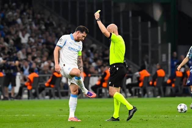 FOOTBALL : Olympique de Marseille VS AFC Ajax Amsterdam - Champions League - 30 09 2025 Referee Anthony Taylor and Pierre-Emile Hojbjerg (OM) - during the Champions League match between Olympique de Marseille AFC Ajax Amsterdam on September 30, 2025 at the Orange Velodrome Stadium in Marseille. MarseilleFrance  Copyright: xWilliamxCannarellax
