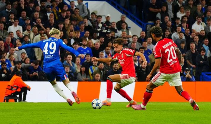 Alejandro Garnacho of Chelsea battles with Amar Dedic of Benfica Chelsea v Benfica, UEFA Champions League, Group Stage, Football, Stamford Bridge, London, UK - 30 Sep 2025London Stamford Bridge United Kingdom EDITORIAL USE ONLY No use with unauthorised audio, video, data, fixture lists, club league logos or live services. Online in-match use limited to 120 images, no video emulation. No use in betting, games or single club league player publications. Copyright: xJavierxGarcia Shutterstockx 15504031bt