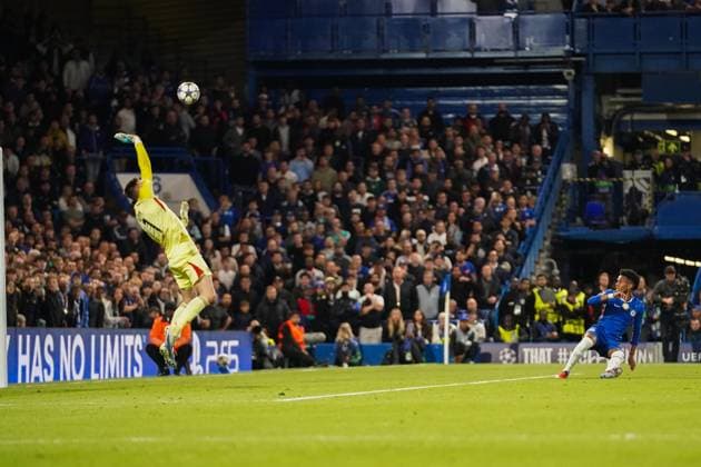 Chelsea FC v SL Benfica, Champions League Anatoliy Trubin of Benfica saving shot from Estevao of Chelsea during the Chelsea FC v SL Benfica UEFA Champions League Round One League Stage match at Stamford Bridge, London, England, United Kingdom on 30 September 2025 Credit: Dylan Hepworth Every Second Media Editorial use only. All images are copyright Every Second Media Limited. No images may be reproduced without prior permission. Copyright: xIMAGO EveryxSecondxMediax ESM-1604-0154 DylanxHepworthx xEveryxSecondxMediax