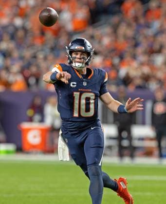 September 30, 2025, Denver, Colorado, USA: Broncos QB BO NIX throws to a team mate during the 2nd Half at Empower Field at Mile High Monday night. Broncos beat the Bengals 28-3. Denver USA - ZUMAav4_ 20250930_zaf_av4_016 Copyright: xHectorxAcevedox