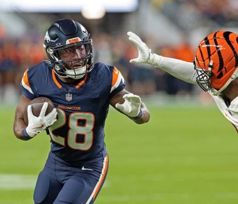 September 30, 2025, Denver, Colorado, USA: Broncos RB TYLER BADIE readies for a tackle on him during the 1st. Half at Empower Field at Mile High Monday night. Broncos beat the Bengals 28-3. Denver USA - ZUMAav4_ 20250930_zaf_av4_023 Copyright: xHectorxAcevedox