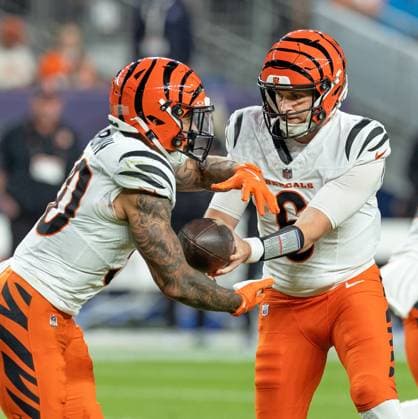 September 30, 2025, Denver, Colorado, USA: Bengals QB JAKE BROWNING hands the ball off to RB CHASE BROWN during the 1st. Half at Empower Field at Mile High Monday night. Broncos beat the Bengals 28-3. Denver USA - ZUMAav4_ 20250930_zaf_av4_027 Copyright: xHectorxAcevedox