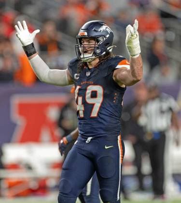 September 30, 2025, Denver, Colorado, USA: Broncos ILB ALEX SINGLETON throws his hands up for the crowd to get loud during the 1st. Half at Empower Field at Mile High Monday night. Broncos beat the Bengals 28-3. Denver USA - ZUMAav4_ 20250930_zaf_av4_037 Copyright: xHectorxAcevedox