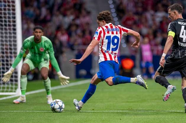 October 1, 2025, Madrid, Madrid, Spain: JULIAN ALVAREZ of ATLETICO DE MADRID shoots for goal during the UEFA Champions League soccer match.ATLETICO DE MADRID - EINTRACHT FRANKFURT, held on September 30, 2025, at the Riad Air Metropolitano, Madrid, Spain. Madrid Spain - ZUMAc312 20251001_zsp_c312_136 Copyright: xOscarxManuelxSanchezx