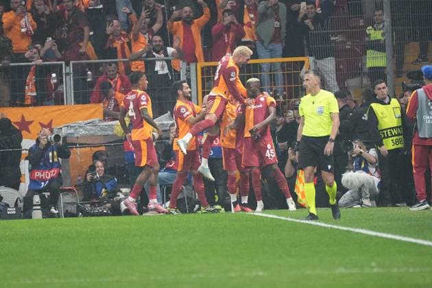 Victor Osimhen (45) of Galatasaray celebrates with his teammates after scoring a goal from the penalty spot for his team during the UEFA Champions League 2025 26 League Phase MD2 match between Galatasaray A.S. and Liverpool FC at Rams Park Stadium on September 30, 2025 in Istanbul, Turkey. Istanbul RAMS PARK STADIUM Turkey Copyright: xSeskimphotox Gsaray-Liverpool-3009 (16)
