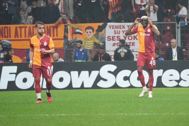 Victor Osimhen (45) of Galatasaray celebrates with his teammates Yunus Akgun (L) after scoring a goal from the penalty spot for his team during the UEFA Champions League 2025 26 League Phase MD2 match between Galatasaray A.S. and Liverpool FC at Rams Park Stadium on September 30, 2025 in Istanbul, Turkey. Istanbul RAMS PARK STADIUM Turkey Copyright: xSeskimphotox Gsaray-Liverpool-3009 (20)