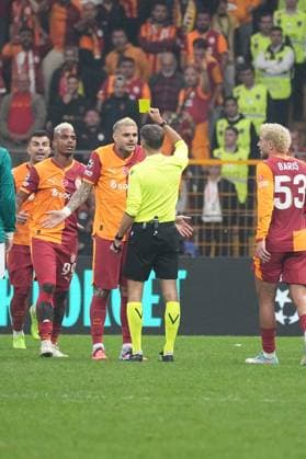 Referee Clement Turpin show yellow card to Mauro Icardi of Galatasaray during the UEFA Champions League 2025 26 League Phase MD2 match between Galatasaray A.S. and Liverpool FC at Rams Park Stadium on September 30, 2025 in Istanbul, Turkey. Istanbul RAMS PARK STADIUM Turkey Copyright: xSeskimphotox Gsaray-Liverpool-3009 (140)