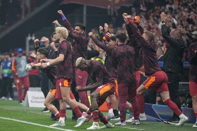 Galatasaray players and substitutes celebrated exuberantly at the final whistle after the UEFA Champions League 2025 26 League Phase MD2 match between Galatasaray A.S. and Liverpool FC at Rams Park Stadium on September 30, 2025 in Istanbul, Turkey. Istanbul RAMS PARK STADIUM Turkey Copyright: xSeskimphotox Gsaray-Liverpool-3009 (173)