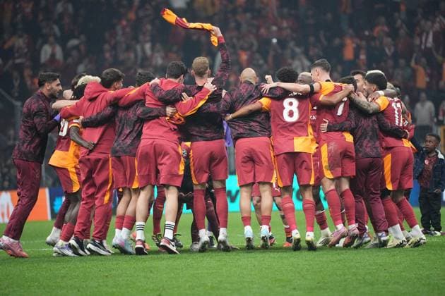 Galatasaray players and substitutes celebrated exuberantly at the final whistle after the UEFA Champions League 2025 26 League Phase MD2 match between Galatasaray A.S. and Liverpool FC at Rams Park Stadium on September 30, 2025 in Istanbul, Turkey. Istanbul RAMS PARK STADIUM Turkey Copyright: xSeskimphotox Gsaray-Liverpool-3009 (192)
