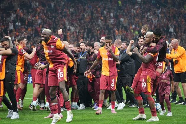Galatasaray players and substitutes celebrated exuberantly at the final whistle after the UEFA Champions League 2025 26 League Phase MD2 match between Galatasaray A.S. and Liverpool FC at Rams Park Stadium on September 30, 2025 in Istanbul, Turkey. Istanbul RAMS PARK STADIUM Turkey Copyright: xSeskimphotox Gsaray-Liverpool-3009 (209)