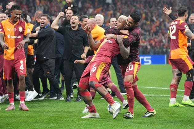 Galatasaray players and substitutes celebrated exuberantly at the final whistle after the UEFA Champions League 2025 26 League Phase MD2 match between Galatasaray A.S. and Liverpool FC at Rams Park Stadium on September 30, 2025 in Istanbul, Turkey. Istanbul RAMS PARK STADIUM Turkey Copyright: xSeskimphotox Gsaray-Liverpool-3009 (210)