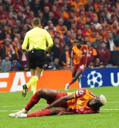 Victor Osimhen of Galatasaray injured during the UEFA Champions League 2025 26 League Phase MD2 match between Galatasaray A.S. and Liverpool FC at Rams Park Stadium on September 30, 2025 in Istanbul, Turkey. (Photo by Seskimphoto ) 