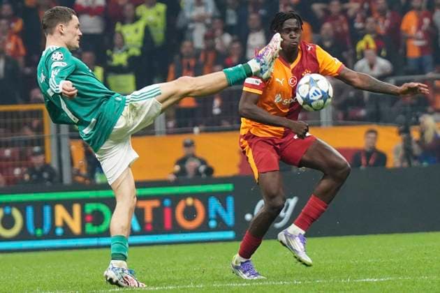Wilfried Singo (R) of Galatasaray and Florian Wirtz of Liverpool battle for the ball during the UEFA Champions League 2025 26 League Phase MD2 match between Galatasaray A.S. and Liverpool FC at Rams Park Stadium on September 30, 2025 in Istanbul, Turkey. (Photo by Seskimphoto ) 
