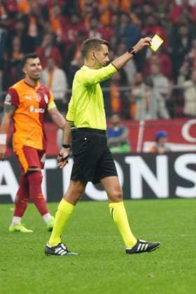 Referee Clement Turpin during the UEFA Champions League 2025 26 League Phase MD2 match between Galatasaray A.S. and Liverpool FC at Rams Park Stadium on September 30, 2025 in Istanbul, Turkey. (Photo by Seskimphoto ) 