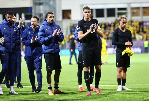 Micky van de Ven of Tottenham Hotspur applauds the fans FK Bodo Glimt v Tottenham Hotspur, UEFA Champions League, Group Stage, Football, Aspmyra Stadion, Bodo, Norway - 30 Sep 2025Bodo Aspmyra Stadion Norway EDITORIAL USE ONLY No use with unauthorised audio, video, data, fixture lists, club league logos or live services. Online in-match use limited to 120 images, no video emulation. No use in betting, games or single club league player publications.  Copyright: xMichaelxZemanek Shutterstockx 15504026av