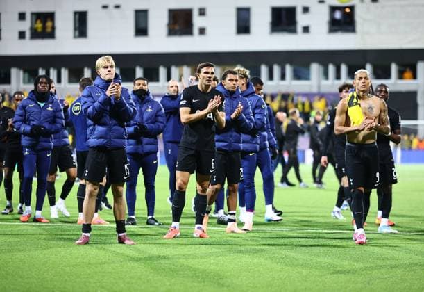 Lucas Bergvall of Tottenham Hotspur applauds the fans after the match FK Bodo Glimt v Tottenham Hotspur, UEFA Champions League, Group Stage, Football, Aspmyra Stadion, Bodo, Norway - 30 Sep 2025Bodo Aspmyra Stadion Norway EDITORIAL USE ONLY No use with unauthorised audio, video, data, fixture lists, club league logos or live services. Online in-match use limited to 120 images, no video emulation. No use in betting, games or single club league player publications.  Copyright: xMichaelxZemanek Shutterstockx 15504026ba