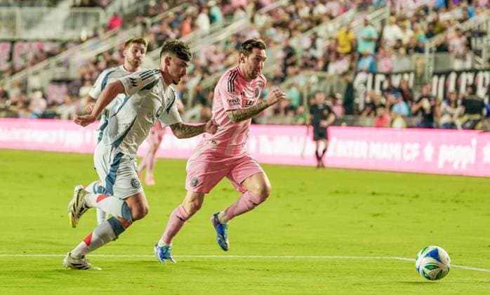 September 30, 2025, Fort Lauderdale, Florida, USA: Inter Miami forward Lionel Messi (10) (R) and Chicago Fire midfielder Andre Franco (10) chase the ball during the game against the Chicago Fire at Chase Stadium. Fort Lauderdale USA - ZUMAw109 20250930_fap_w109_004 Copyright: xDebbyxWongx
