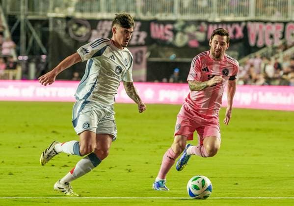 September 30, 2025, Fort Lauderdale, Florida, USA: Inter Miami forward Lionel Messi (10) (R) and Chicago Fire midfielder Andre Franco (10) chase the ball during the game against the Chicago Fire at Chase Stadium. Fort Lauderdale USA - ZUMAw109 20250930_fap_w109_007 Copyright: xDebbyxWongx