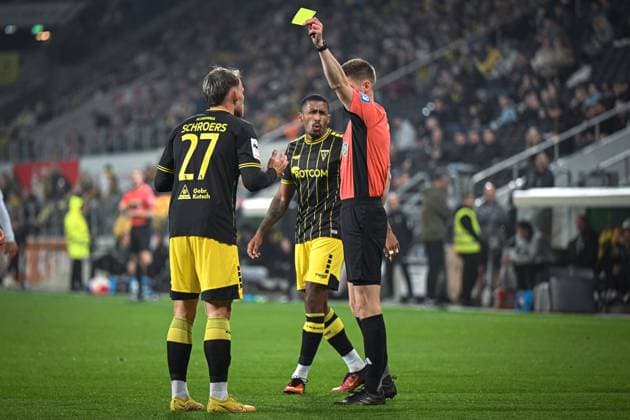 Germany, Soccer, 3 Liga, Matchday 9, 2025 2026, TSV Alemannia Aachen vs FC Erzgebirge Aue, 30 09 2025, Tivoli, Aachen, Germany, Mika Schroers Alemannia Aachen, 27 is cautioned by referee Kevin Behrens Copyright: xMarkusxVerwimpx