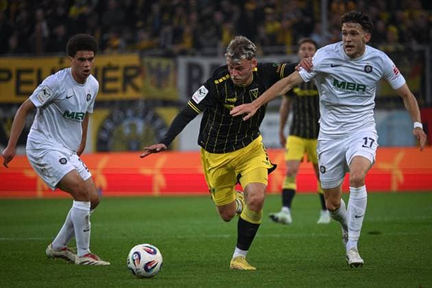 Germany, Soccer, 3 Liga, Matchday 9, 2025 2026, TSV Alemannia Aachen vs FC Erzgebirge Aue, 30 09 2025, Tivoli, Aachen, Germany, Mika Schroers Alemannia Aachen, 27 in running duel with Pascal Fallmann Erzgebirge Aue, 17 Copyright: xMarkusxVerwimpx
