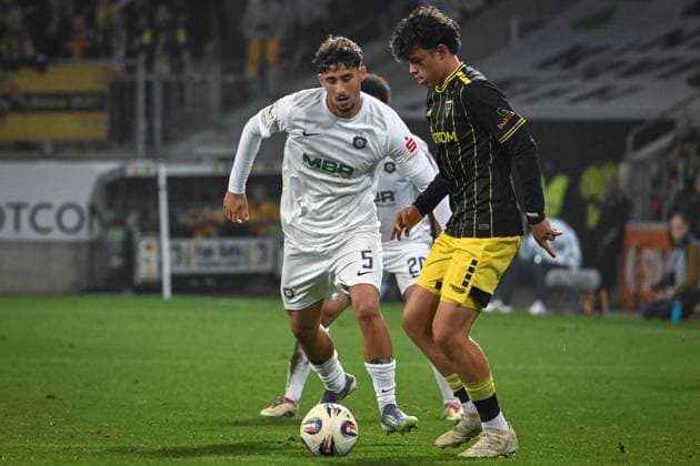 Germany, Soccer, 3 Liga, Matchday 9, 2025 2026, TSV Alemannia Aachen vs FC Erzgebirge Aue, 30 09 2025, Tivoli, Aachen, Germany, Luan Simnica Erzgebirge Aue, 5 in duel with Faton Ademi Alemannia Aachen, 36 Copyright: xMarkusxVerwimpx