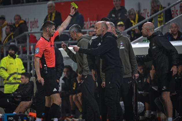 Germany, Football, 3 Liga, Matchday 9, 2025 2026, TSV Alemannia Aachen vs FC Erzgebirge Aue, 30 09 2025, Tivoli, Aachen, Germany, Matthias Heidrich FC Erzgebbirge Aue, Managing Director Sport receives the yellow card from referee Kevin Behrens Copyright: xMarkusxVerwimpx
