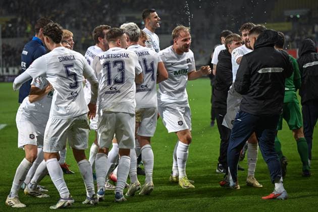 Germany, Football, 3 League, Matchday 9, 2025 2026, TSV Alemannia Aachen vs FC Erzgebirge Aue, 30 09 2025, Tivoli, Aachen, Germany, Erzgebirge Aue team celebrates the victory in front of the fan curve Copyright: xMarkusxVerwimpx