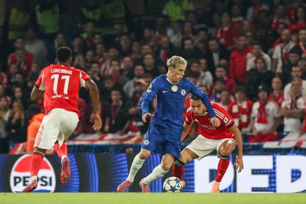 Chelsea Vs Benfica in London, UK - 30 Sep 2025 Dodi Lukebakio of Benfica (L), Alejandro Garnacho of Chelsea (C) and Amar Dedic of Benfica (R) seen in action during the UEFA Champions League 2025 2026 match between Chelsea and Benfica at Stamford Bridge. Final Score; Chelsea 1:0 Benfica. London United Kingdom Copyright: xGrzegorzxWajdax xSOPAxImagesx Chelsea-Benfica300925_3