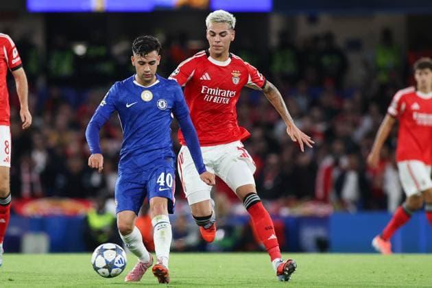 Chelsea Vs Benfica in London, UK - 30 Sep 2025 Facundo Buonanotte of FC Chelsea (L) and Enzo Barrenechea of Benfica (R) seen in action during the UEFA Champions League 2025 2026 match between Chelsea and Benfica at Stamford Bridge. Final Score; Chelsea 1:0 Benfica. London United Kingdom Copyright: xGrzegorzxWajdax xSOPAxImagesx Chelsea-Benfica300925_16