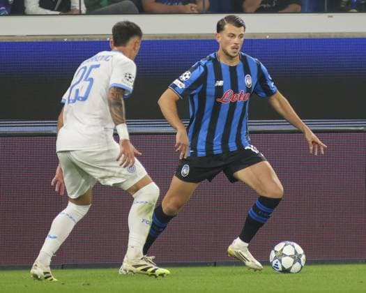 Lazar Samardzic of Atalanta BC competes for the ball with Aleksandar Stankovic of Club Brugge during Atalanta BC vs Club Brugge, Chanpions League 2025-26 League phase, Matchday 2Â°, game at New Balance Arena in Bergamo (BG), Italy, on September 30, 2025.  Copyright: xDavidexCasentini IPAxSportx xipa-agency.netx xx IPA_65992696 IPA_Agency_IPA65992696
