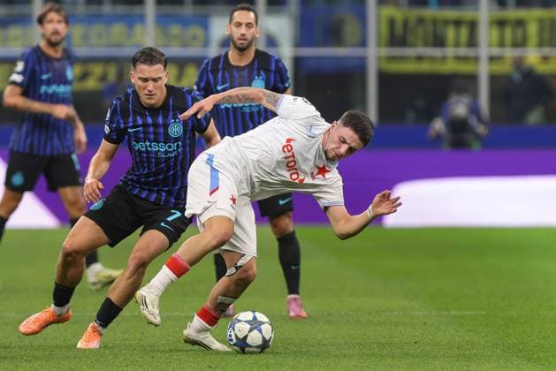 FC Inter sv SK Slavia Praha Italy, Milan, 2025 09 30: Piotr Zielinski, Christos Zafeiris (Slavia Praha) dribbles in center field in the first half during soccer game FC Inter vs SK Slavia Praha, UCL 2025-2026 MD 2 at San Siro Stadium Milan Lombardy Italy Copyright: xFabrizioxAndreaxBertanix