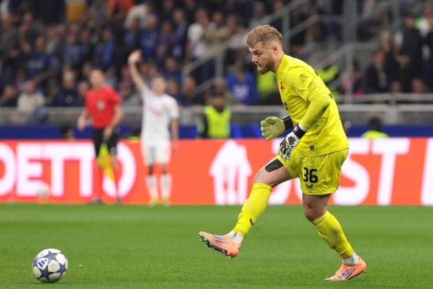 FC Inter sv SK Slavia Praha Italy, Milan, 2025 09 30: Jindrich Stanek (Slavia Praha) pass shot in back court in the first half during soccer game FC Inter vs SK Slavia Praha, UCL 2025-2026 MD 2 at San Siro Stadium Milan Lombardy Italy Copyright: xFabrizioxAndreaxBertanix