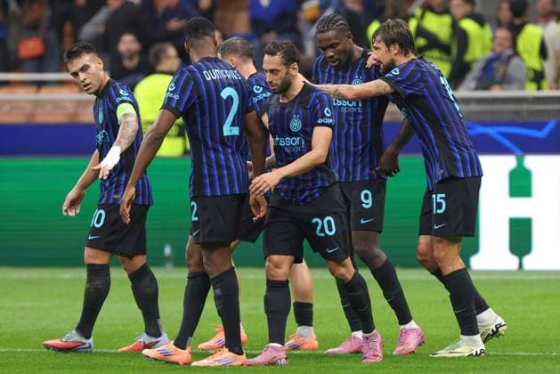 FC Inter sv SK Slavia Praha Italy, Milan, 2025 09 30: Hakan Calhanoglu, Francesco Acerbi, Piotr Zielinski, Lautaro Martinez, Denzel Dumfries (FC Inter) scores and celebrates the 2-0 goal at 34 during soccer game FC Inter vs SK Slavia Praha, UCL 2025-2026 MD 2 at San Siro Stadium Milan Lombardy Italy Copyright: xFabrizioxAndreaxBertanix