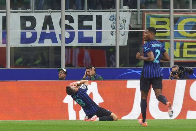 FC Inter sv SK Slavia Praha Italy, Milan, 2025 09 30: Denzel Dumfries, Petar Sucic (FC Inter) upset for missing a good play in the second half during soccer game FC Inter vs SK Slavia Praha, UCL 2025-2026 MD 2 at San Siro Stadium Milan Lombardy Italy Copyright: xFabrizioxAndreaxBertanix
