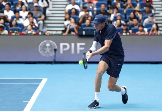 (251001) -- BEIJING, Oct. 1, 2025 -- Jannik Sinner hits a return during the men s singles final match between Jannik Sinner of Italy and Learner Tien of the United States at 2025 China Open tennis tournament in Beijing, China, Oct. 1, 2025. ) (SP)CHINA-BEIJING-TENNIS-CHINA OPEN-MEN S SINGLES-FINAL(CN) DuxXinyi 