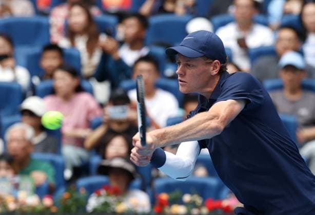 (251001) -- BEIJING, Oct. 1, 2025 -- Jannik Sinner hits a ruturn during the men s singles final match between Jannik Sinner of Italy and Learner Tien of the United States at 2025 China Open tennis tournament in Beijing, China, Oct. 1, 2025. ) (SP)CHINA-BEIJING-TENNIS-CHINA OPEN-MEN S SINGLES-FINAL(CN) DuxXinyi 